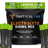 Fluid Tactical paquets d'électrolytes près d'une bouteille d'eau, hydratation rapide.