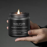 Bougie FOMICO rose-santal, parfum boisé pour une touche d’élégance.