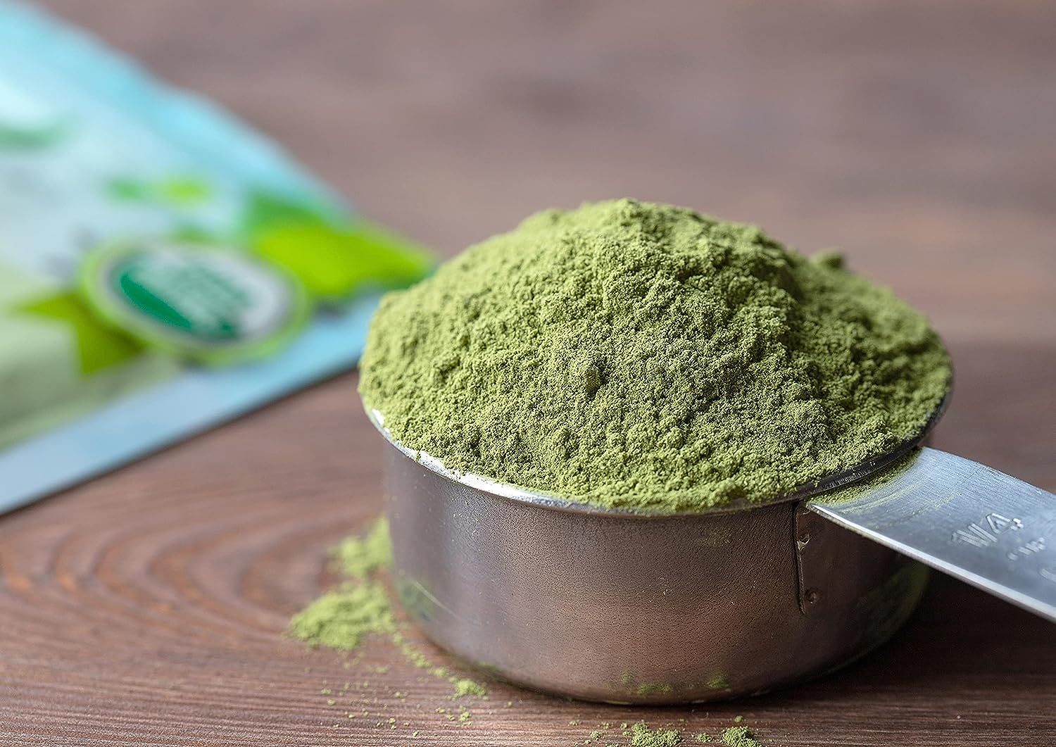 Poudre d'Alfalfa Food to Live biologique dans un smoothie, mélange harmonieux.