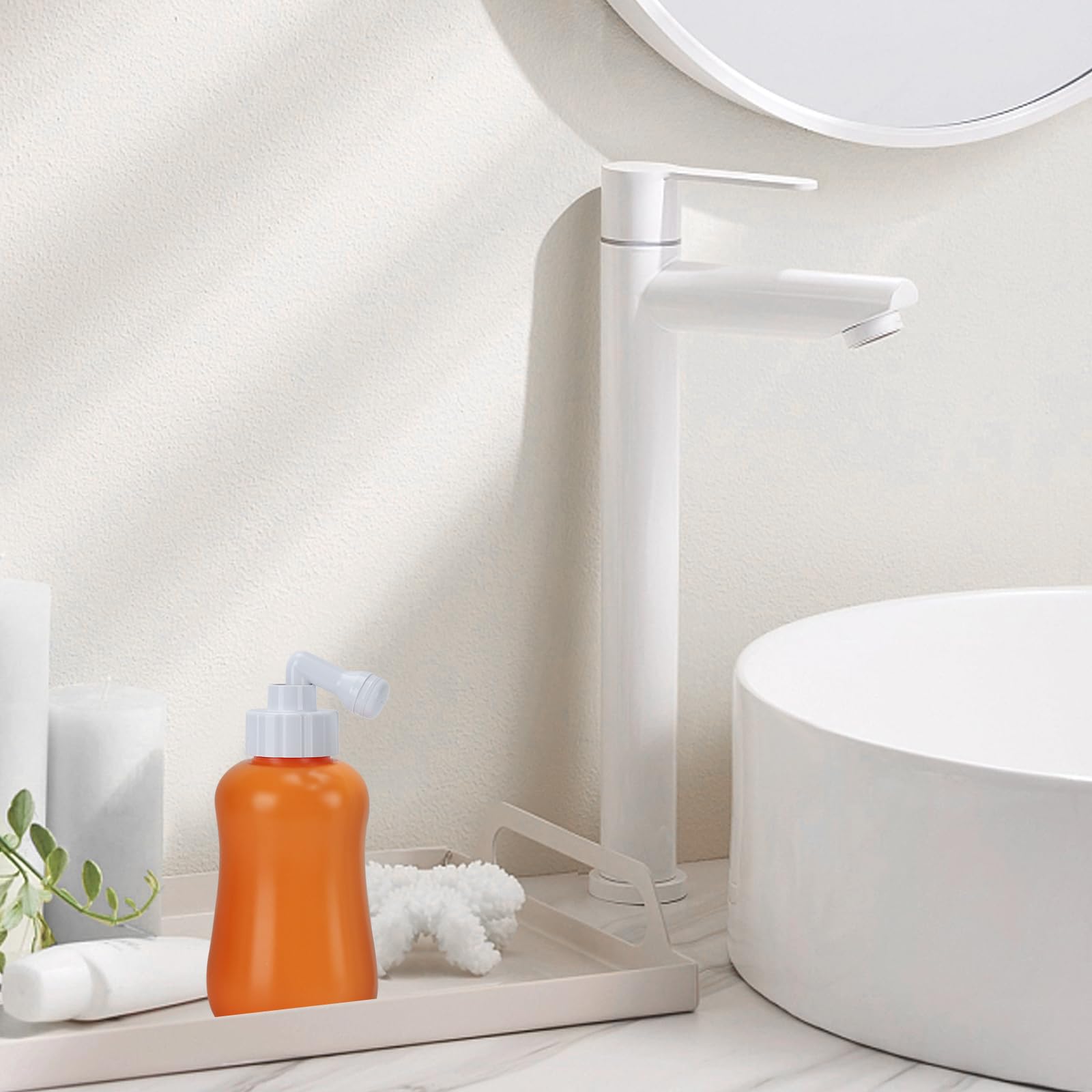 Foofoo Bouteille péri-postpartum orange pratique lors de déplacements post-partum.