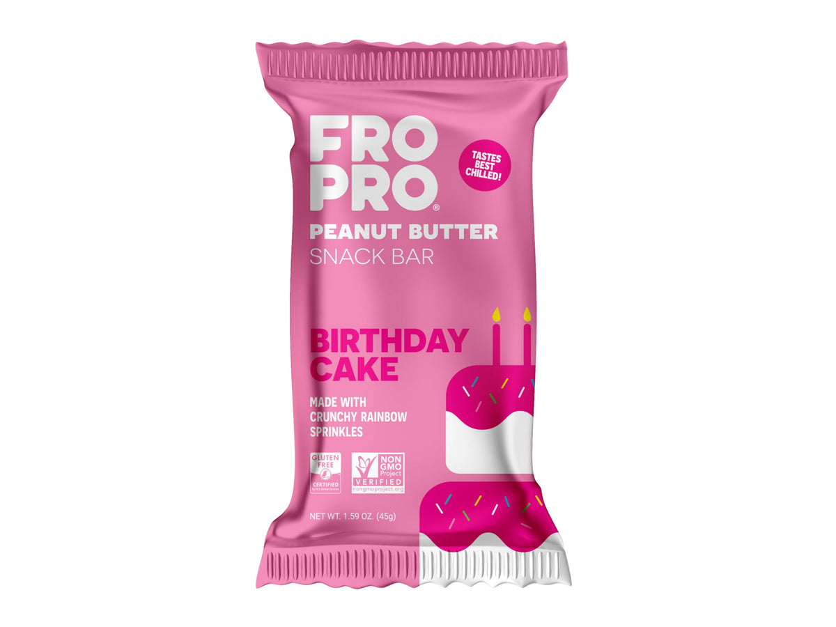 Barre Fro Pro protéinée végétale au goût gâteau-anniversaire avec emballage individuel.