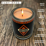 Bougie Fury Bros Black Cedar apportant une atmosphère masculine durable.