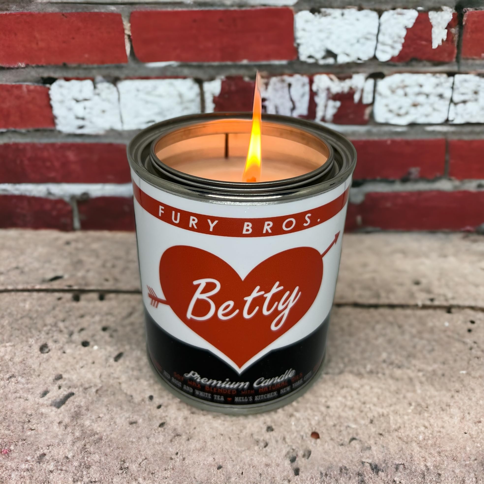 Bougie Fury Bros Betty – Parfum Rose rouge et thé blanc, subtil et élégant pour l'espace.