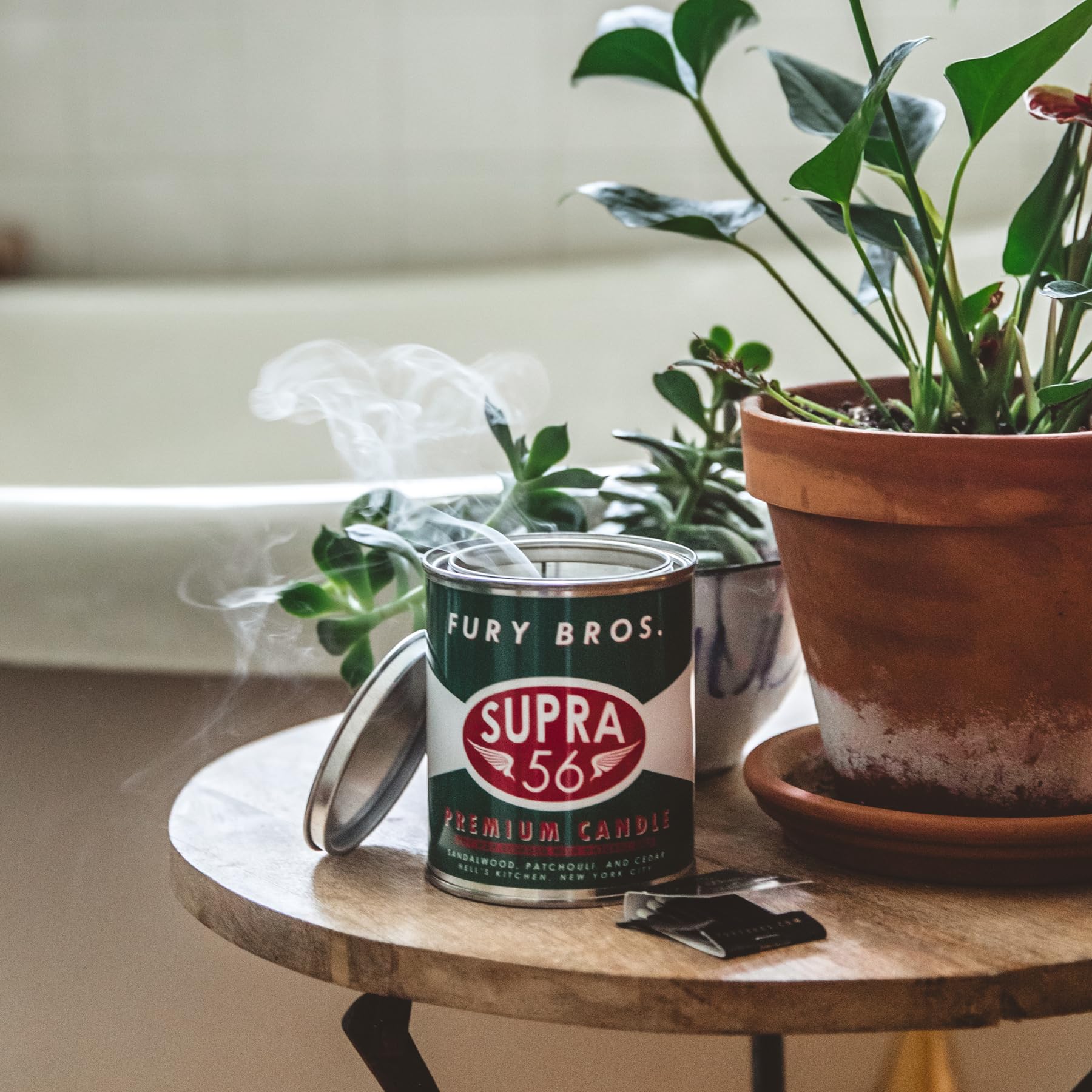 Bougie Fury Bros Supra56 cèdre et cuir, ambiance robuste pour bureau.