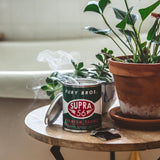 Bougie Fury Bros Supra56 cèdre et cuir, ambiance robuste pour bureau.