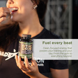 Capsules Gade Nutrition oxyde nitrique en gros plan, texture lisse et agréable.