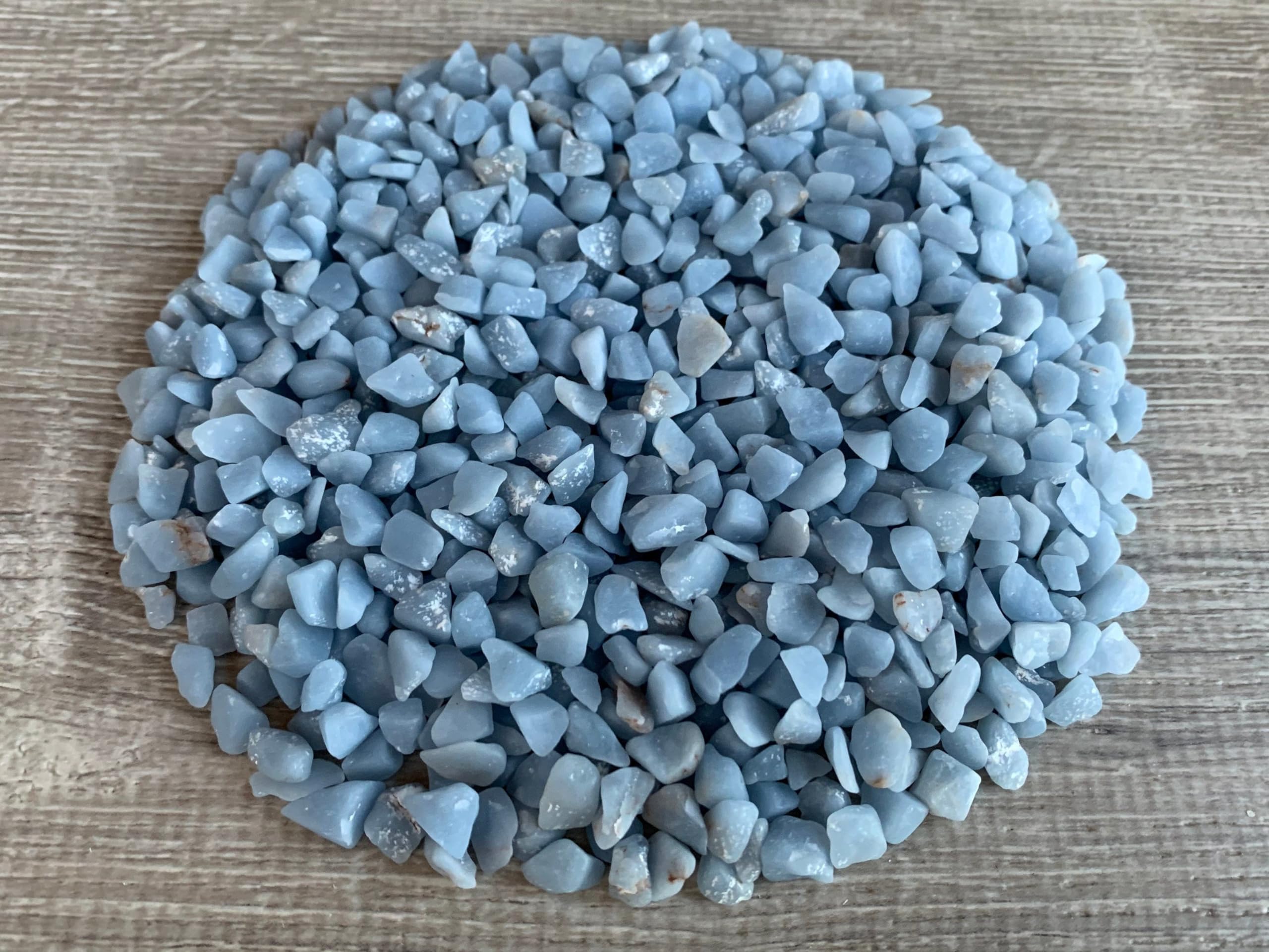 Angelite chips écrasés GAF TREASURES, parfaits pour bijoux et miniatures.
