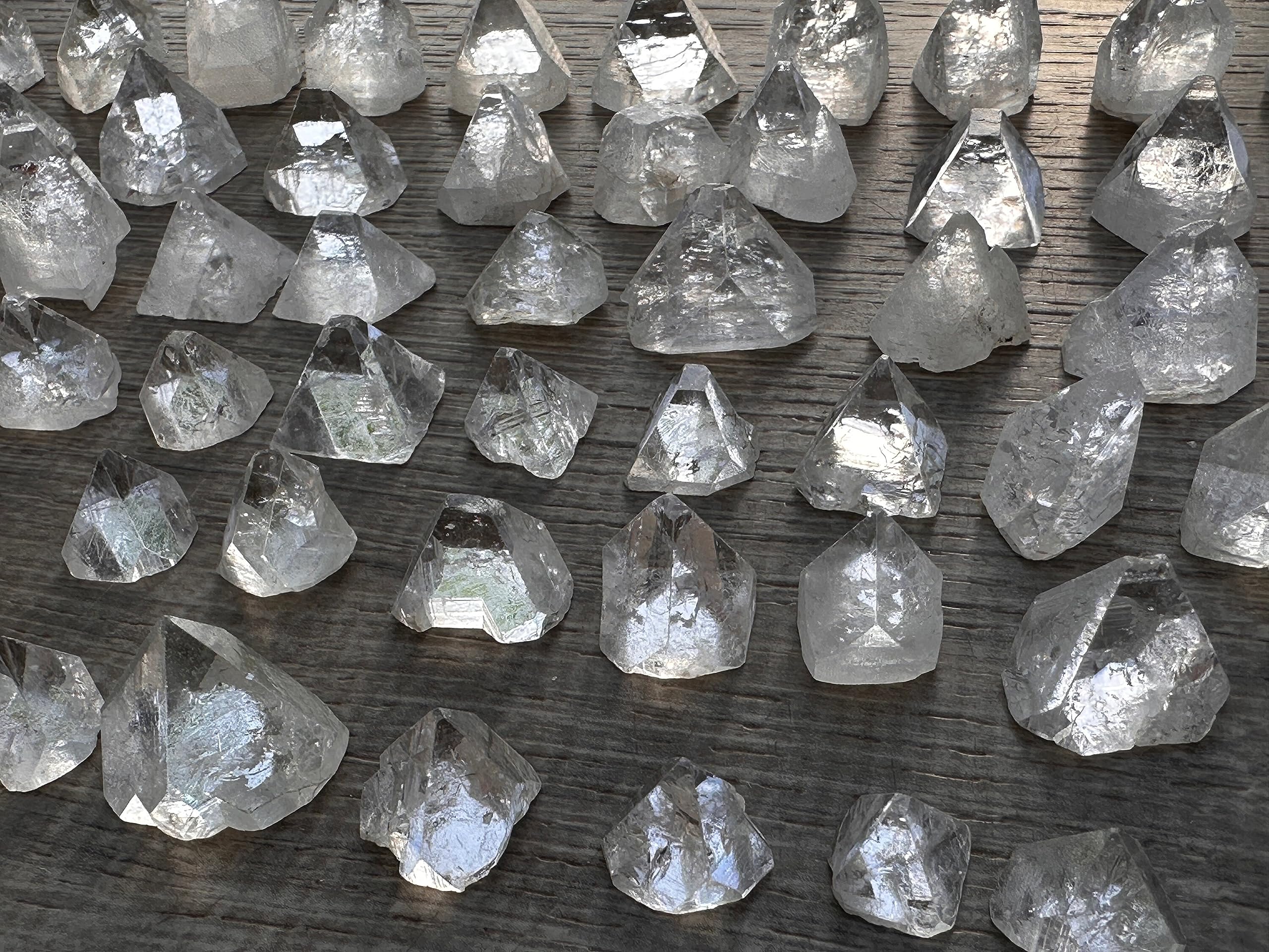 GAF TREASURES Apophyllite-cristaux-bruts: pierres brutes prêtes pour décor et usage artisanal.