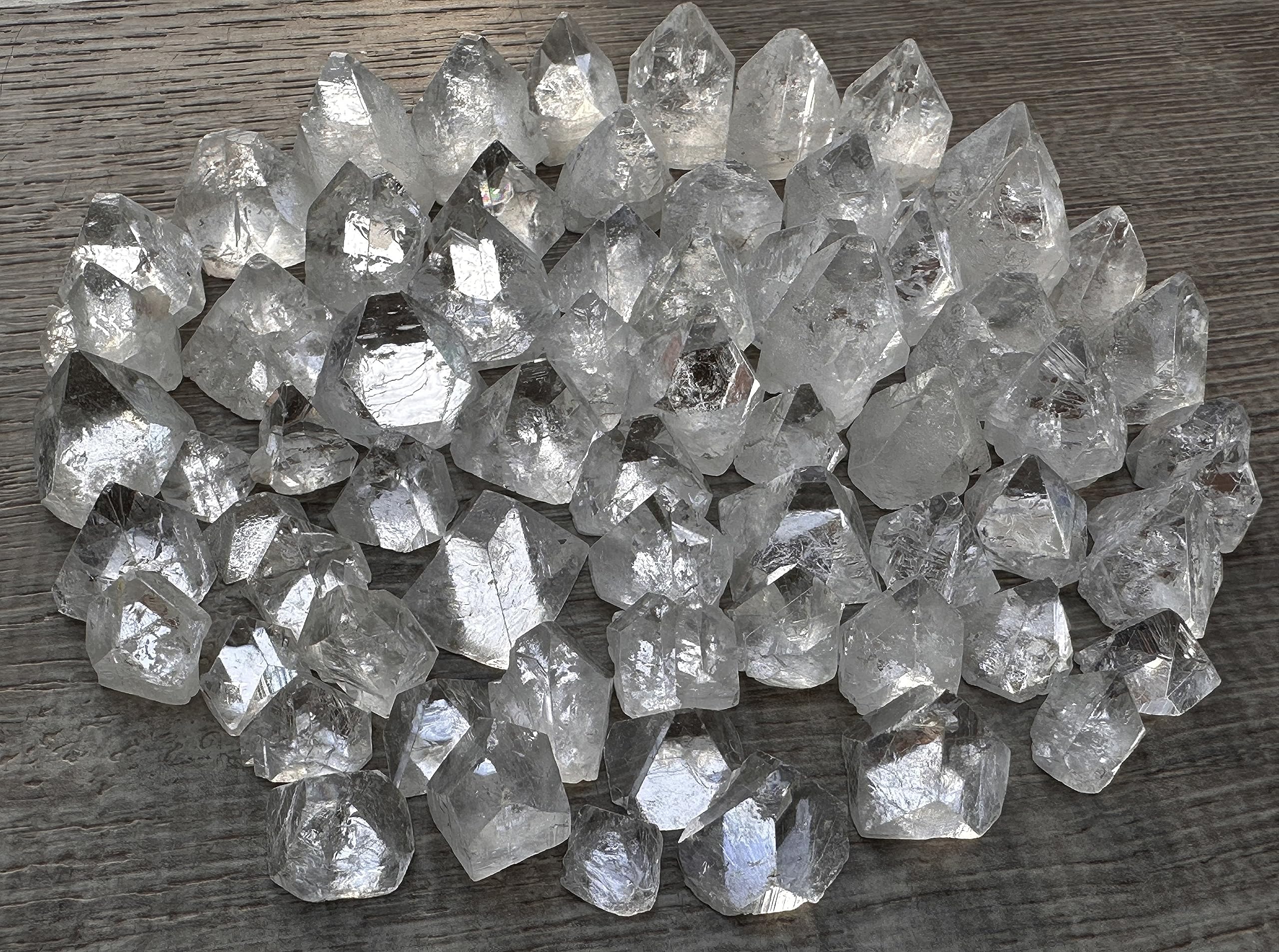 GAF TREASURES Apophyllite-inclusions-arc-en-ciel: inclusions arc-en-ciel accentuant l’éclat et l’inspiration.