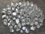 GAF TREASURES Apophyllite-inclusions-arc-en-ciel: inclusions arc-en-ciel accentuant l’éclat et l’inspiration.