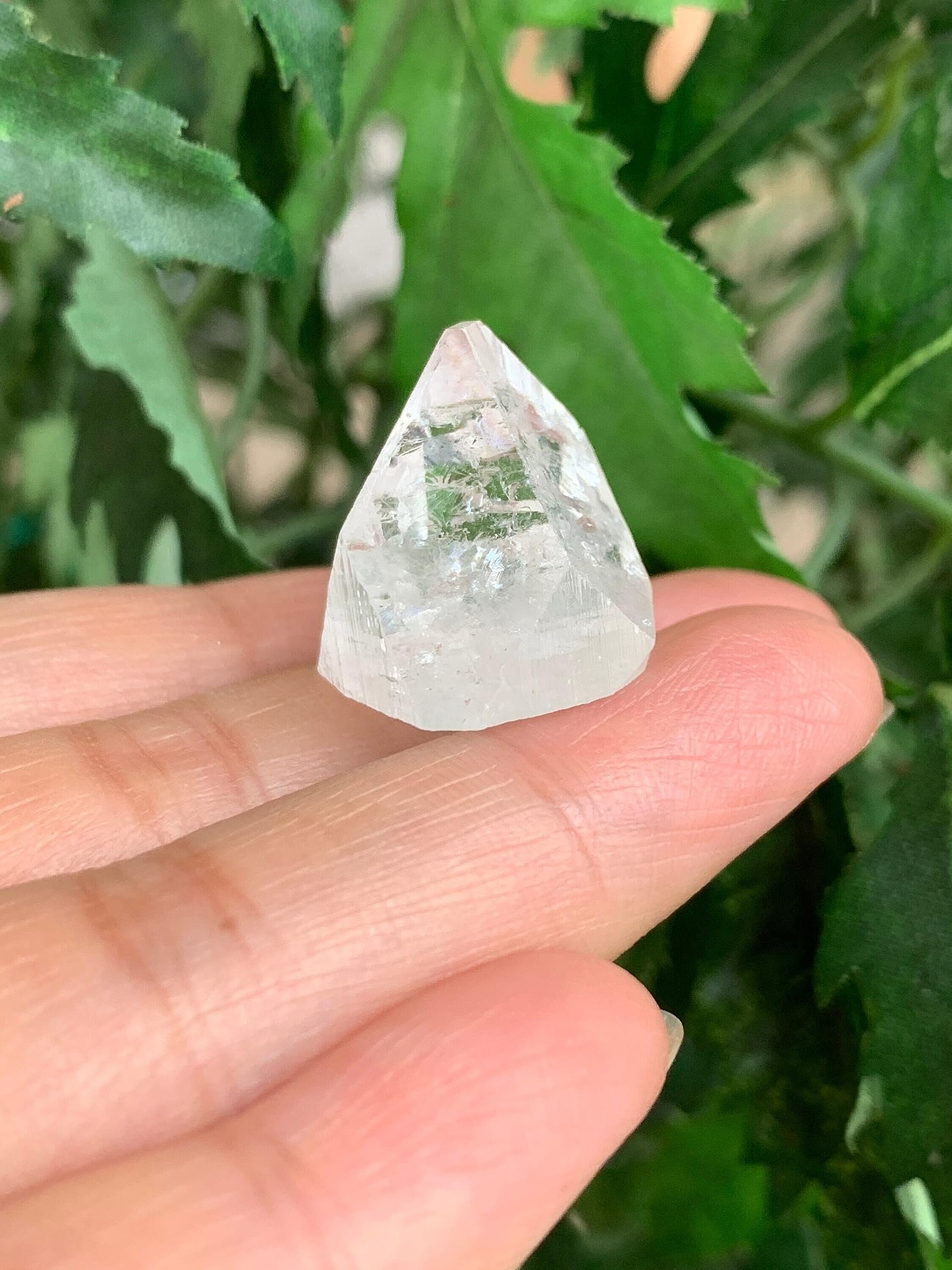 GAF TREASURES Apophyllite-pyramide: pyramide lumineuse favorisant concentration et clarté.