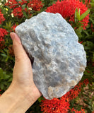 Calcite bleue brute GAF TREASURES, choix pour thérapie énergétique et décor zen.