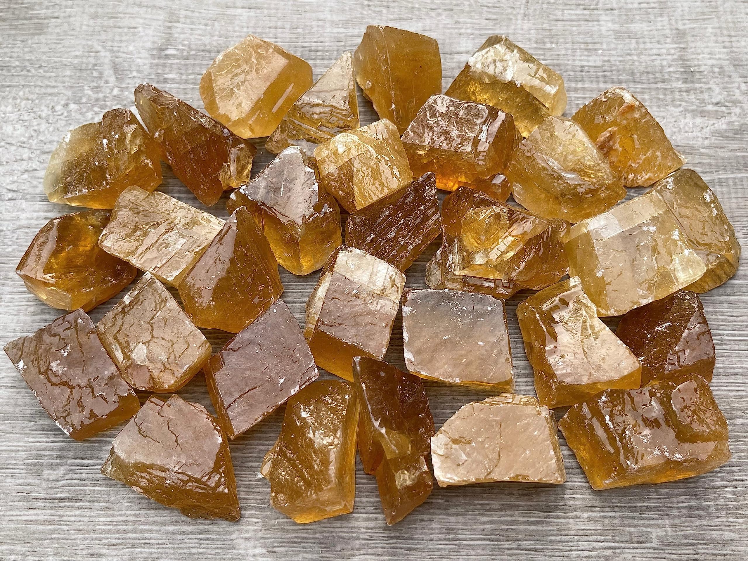 GAF TREASURES Calcite brute bleue, claire et apaisante pour l’espace.