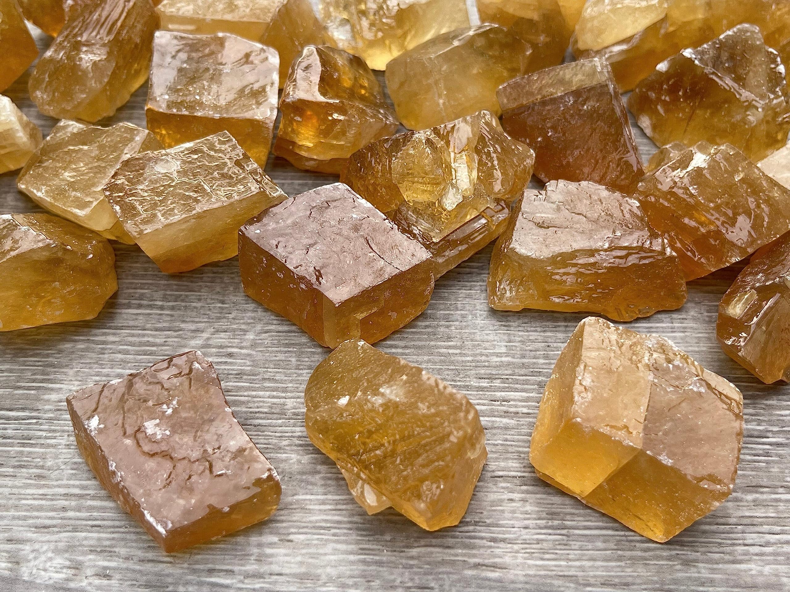 GAF TREASURES Calcite brute rouge-brun, ancrage et ambiance chaleureuse.