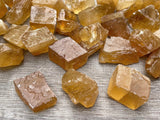 GAF TREASURES Calcite brute rouge-brun, ancrage et ambiance chaleureuse.