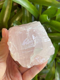Calcite rose brute GAF TREASURES, taille 2,5-3,5 pouces, affichage élégant.
