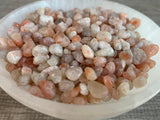 GAF Treasures Sunstone éclats adaptés aux infusions d'huiles essentielles en bouteilles.