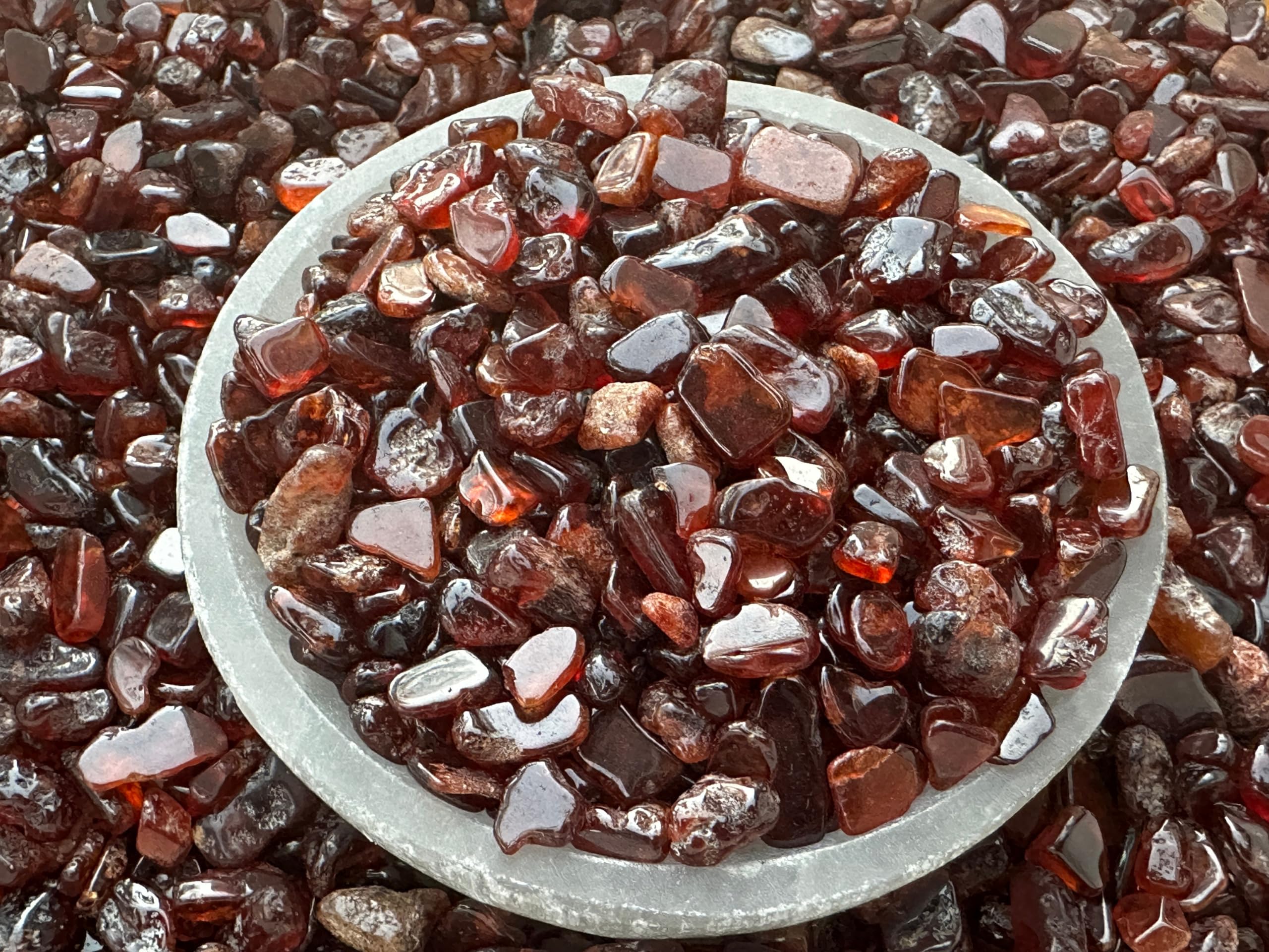 GAF TREASURES grenat orange: éclats naturels 2 oz, variations de couleur pour vos projets.