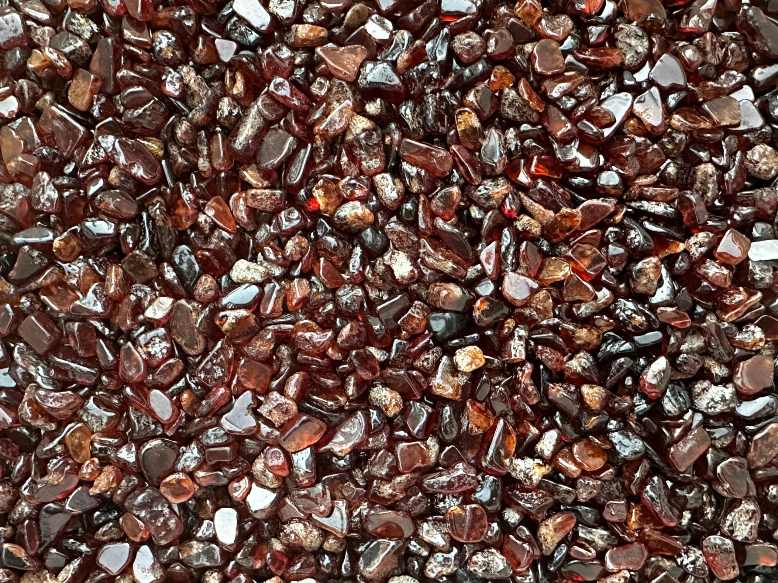 GAF TREASURES grenat orange: éclats non percés, surface naturelle et brillance chaude.