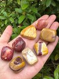 GAF TREASURES Mookaite pierres polies utilisées en méditation guidée et grilles énergétiques.