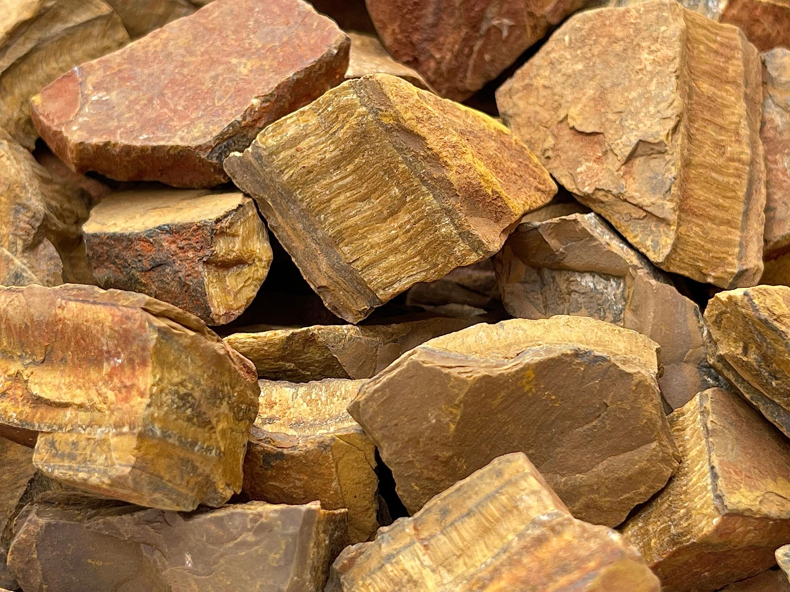 GAF TREASURES œil de tigre brut, texture variée et motifs uniques pour affichage.