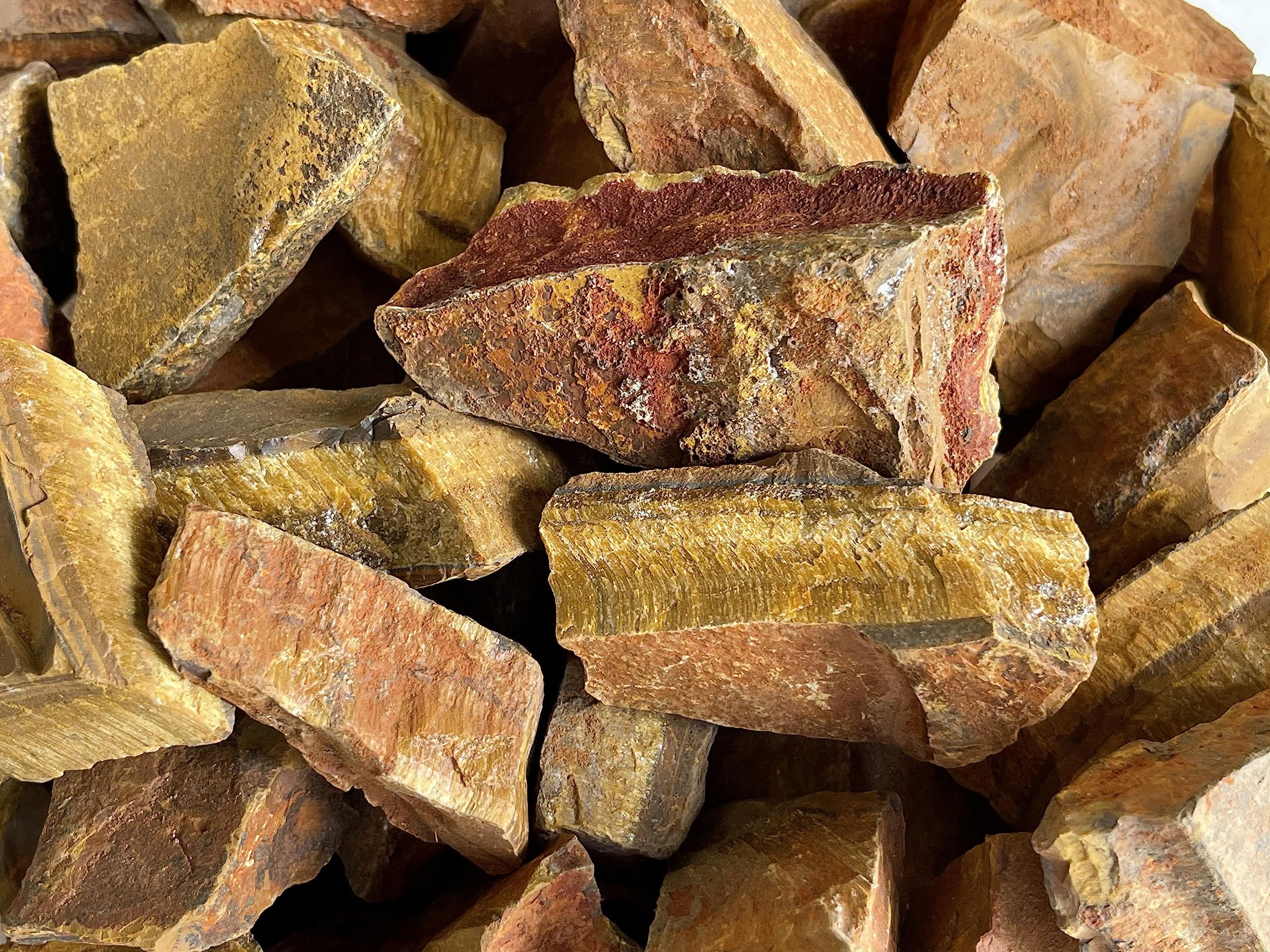 GAF TREASURES œil de tigre brut, pierre naturelle qui capte la lumière.