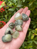 GAF TREASURES Prehnite Rutile – pierre roulée utile pour l'harmonie et le calme