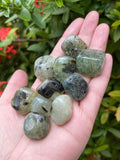 GAF TREASURES Prehnite Rutile – pierre roulée naturelle prête pour travail énergétique