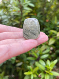 GAF TREASURES Prehnite Rutile – galet poli idéal pour la méditation et le recentrage