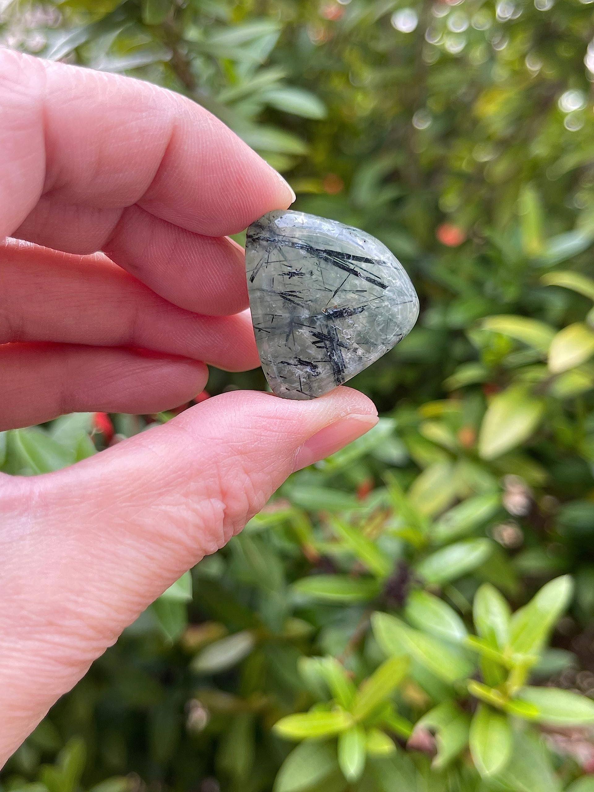 GAF TREASURES Prehnite Rutile – galet vert avec reflets rutile argenté