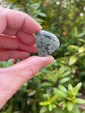 GAF TREASURES Prehnite Rutile – galet vert avec reflets rutile argenté