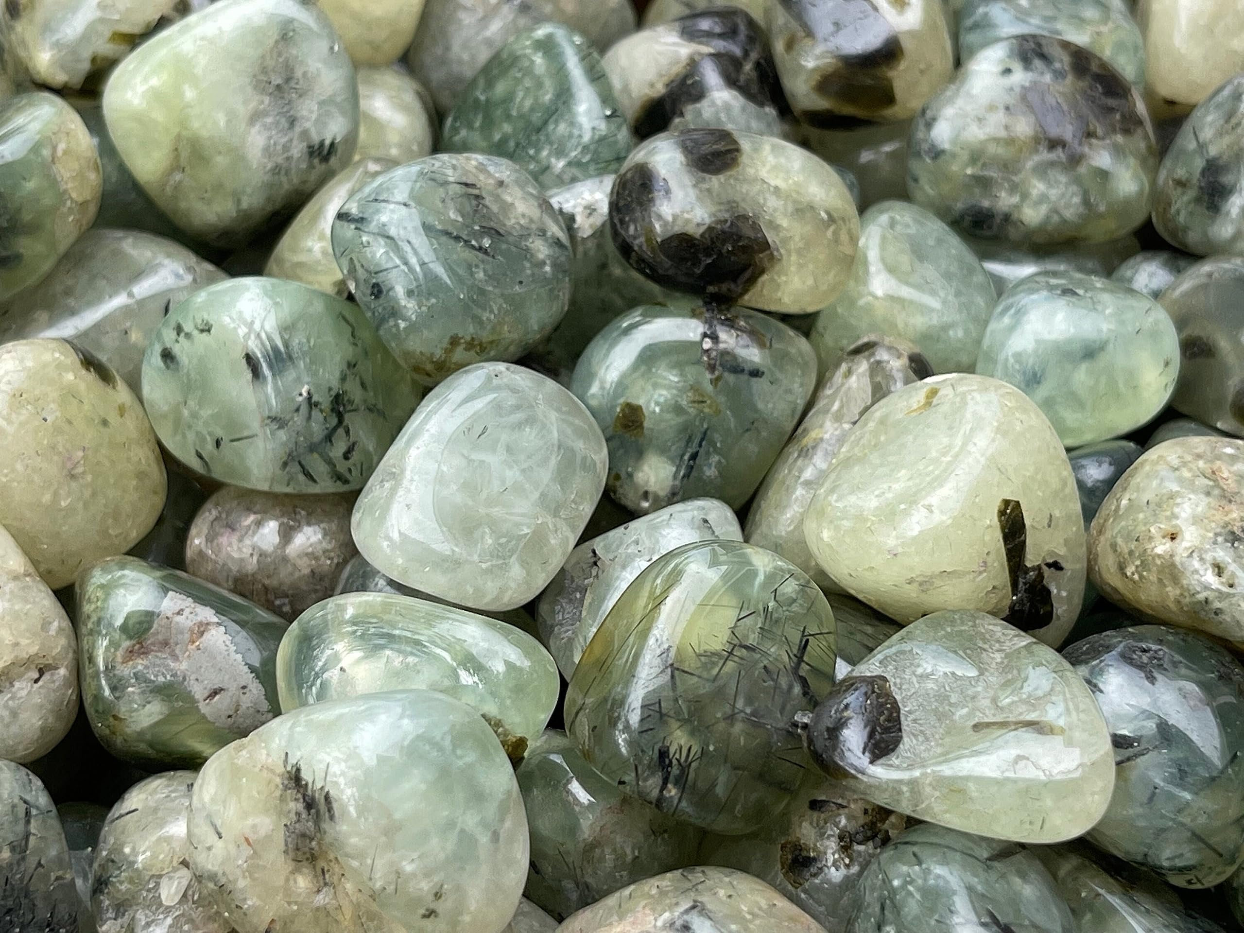 GAF TREASURES Prehnite Rutile – pierre polie prête à être portée en poche