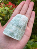 GAF TREASURES Pistache Calcite brute, surface texturée et verdoyante