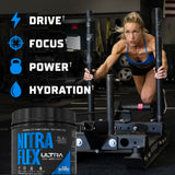 GAT SPORT Nitraflex Ultra dans un verre, mélange fraise-melon pour énergie durable.