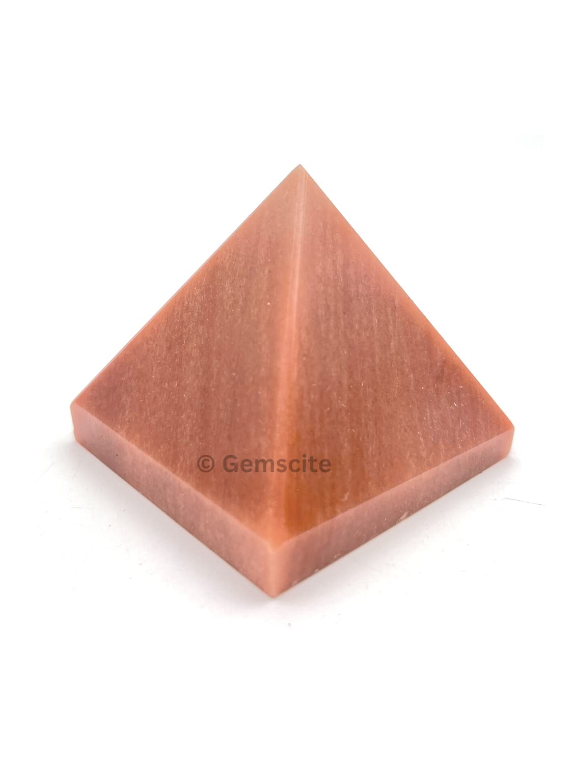 GEMSCITE aventurine rouge, pyramide utilisée en méditation pour calme et concentration.