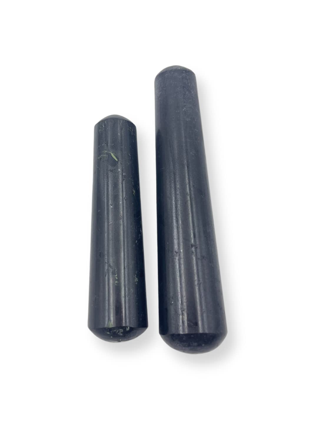 GEMSCITE bâton tourmaline noire 4 pouces en main, utilisation méditation et ancrage.