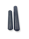 GEMSCITE bâton tourmaline noire 4 pouces en main, utilisation méditation et ancrage.