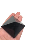 GEMSCITE pyramide shungite 2 pouces - positionnée pour la méditation et le reiki
