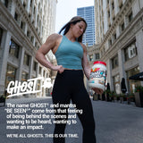 Mélange Ghost Whey Peanut Butter Cereal Milk dans un smoothie gourmand.