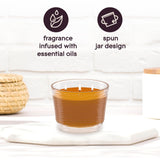 Éclairage chaleureux de la bougie Glade Cashmere Woods apportant du réconfort.