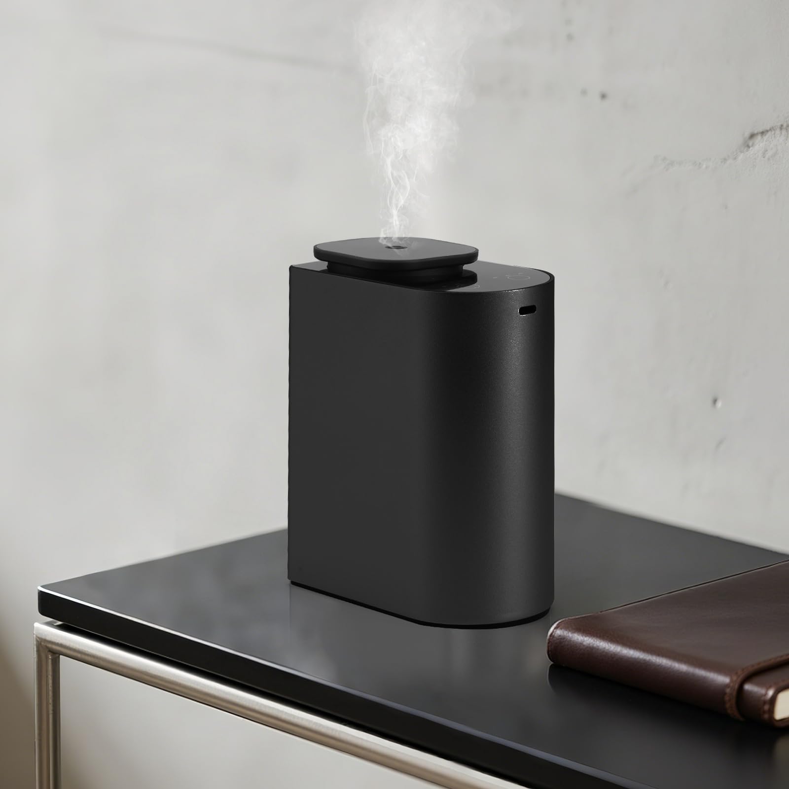 Design aluminium noir, robuste et élégant sur un bureau professionnel.