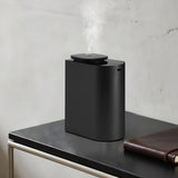 Design aluminium noir, robuste et élégant sur un bureau professionnel.
