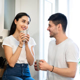 Bracelet Gnamy porté sur une main masculine: look moderne et versatile