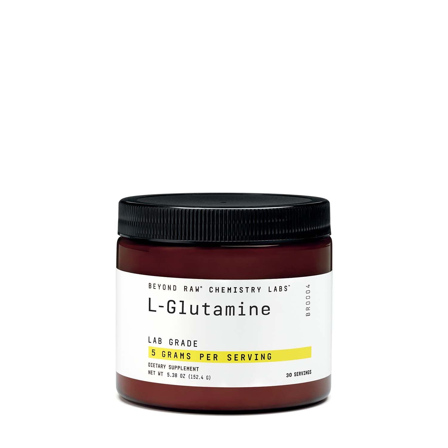 GNC Beyond Raw L-Glutamine en poudre près d’un verre, soutien hydratation musculaire.