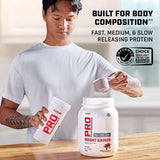 GNC Pro Performance Gain de Poids Double Chocolat: shake prêt à déguster dans un verre élégant