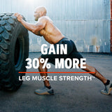 GNC Wheybolic poudre versée dans un verre, texture veloutée.