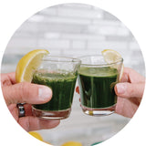Usage quotidien: capsules Green Foods chlorella avec un verre d’eau.