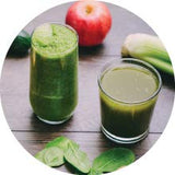 Utilisation simple de Green Foods chlorella avec un verre d’eau pour un rituel quotidien.