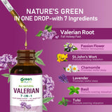 Verre d’eau avec gouttes GreenHerbVibe prête à être consommée.
