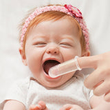 Haakaa brosse-doigt bébé en action nettoyant dents et gencives